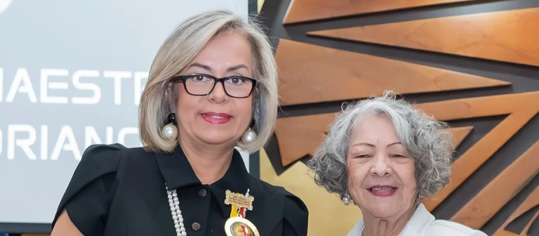 Nuestra Rectora recibió la condecoración 